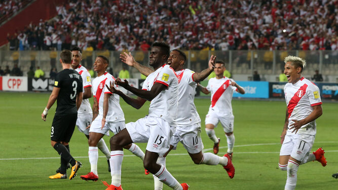 Christian Ramos, en primer término, celebra con sus compañeros el definitivo 2-0 de Perú ante Nueva Zelanda.