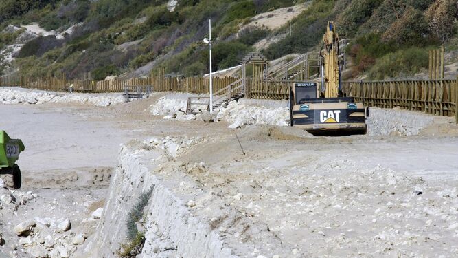 Las obras del nuevo sendero peatonal entre las playas de Las Redes y Fuentebravía avanzan de forma visible bajo el talud costero de Santa Catalina.