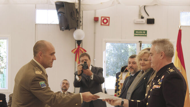 El subdelegado de Defensa entrega diplomas a reservistas voluntarios.