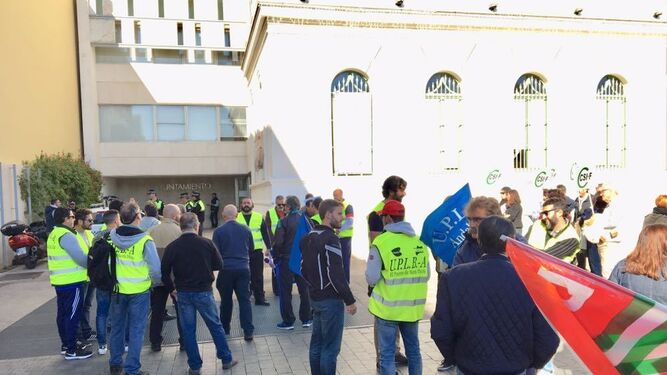 Trabajadores municipales, ayer a las puertas del Ayuntamiento durante la concentración.