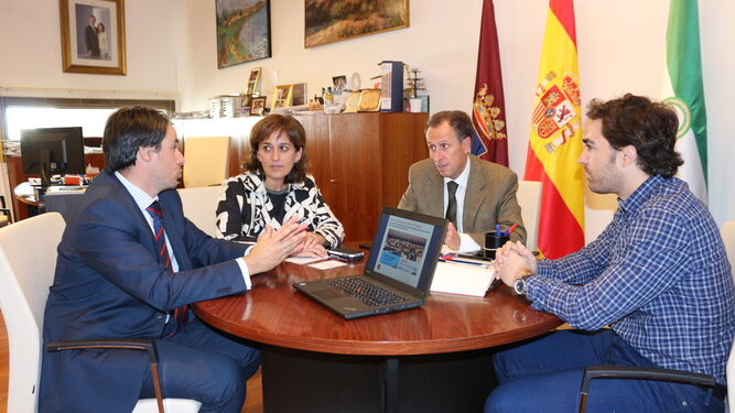 Un momento del encuentro mantenido en Alcaldía entre los representantes municipales y de la compañía.
