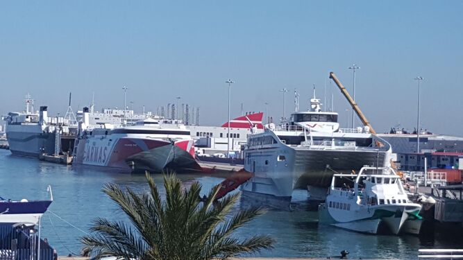 Imagen que ofrecía la semana pasada la dársena comecial del Muelle de Cádiz, con tres buques reparando fuera de las instalaciones de Navantia.