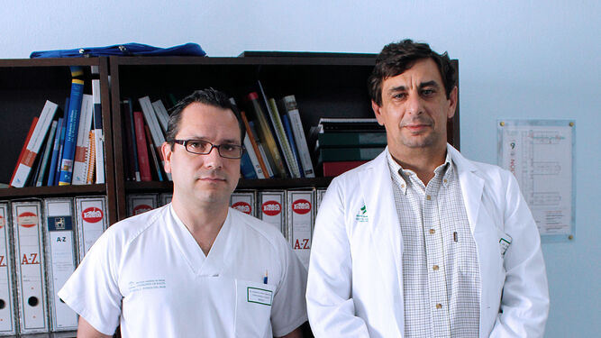 De izquierda a derecha, Francisco Javier Vilchez y Antonio Zarallo en el Hospital Puerta del Mar.