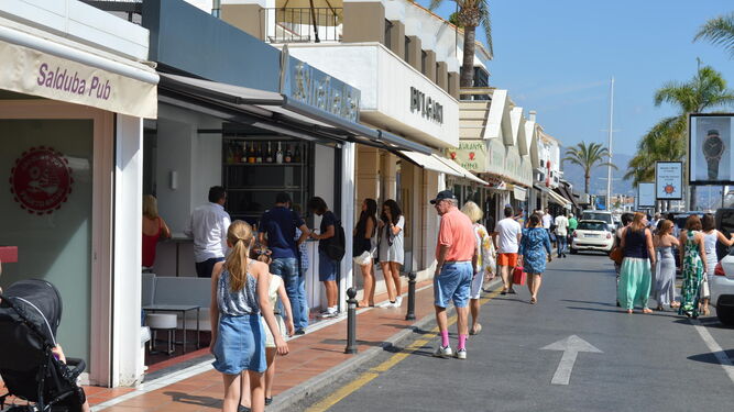 Turistas en Puerto Banús, en Marbella.