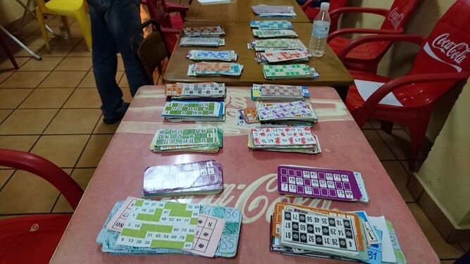 Cartones requisados durante una operación policial que desmanteló un bingo ilegal en Cádiz.