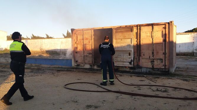 Policía Local y Bomberos participaron en la extinción del incendio en las instalaciones del club.