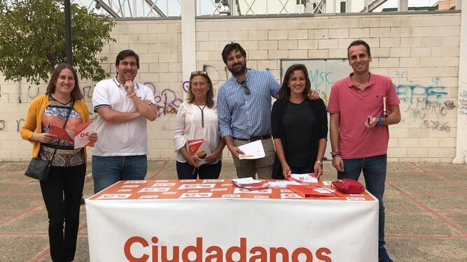 Mesa Ciudadana de la formación naranja en la barriada Andalucía.