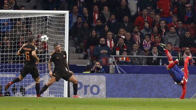 Antoine Griezmann conecta una espectacular volea con su zurda tras un complicado centro de Correa desde la línea de fondo y hace el 1-0 ante la Roma.