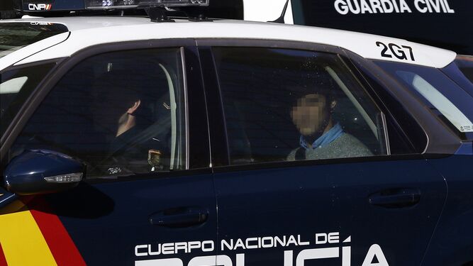 Imagen en el interior de un vehículo policial de Alfonso Cabezuelo, militar de la UME, y uno de los cinco acusados