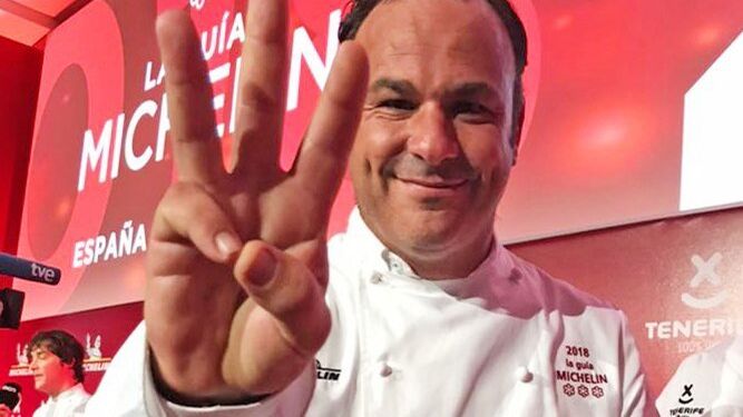 El Chef del Mar posa sonriente, anoche, para celebrar las tres estrellas Michelin que ha logrado con su restaurante Aponiente.