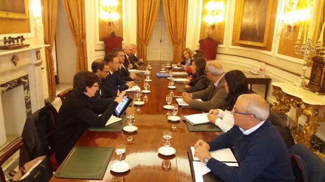 Una  imagen de la reunión celebrada ayer en la Diputación Provincial.