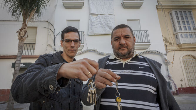 Miguel Ángel, acompañado por Francisco, muestra las llaves de la casa ocupada, momentos antes de entregarlas.
