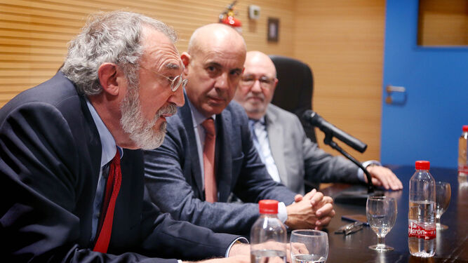 El juez de Derechos Humanos del Tribunal Europeo de Derechos Humanos Luis López Guerra se dirige al público ayer.