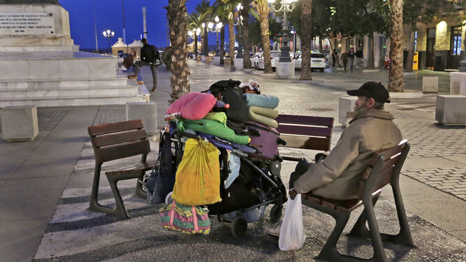 Una persona sin hogar, con sus pertenencias en la plaza de San Juan de Dios.