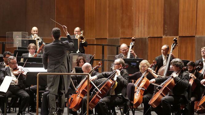 Un momento del concierto de la Orquesta Ciudad de Granada en el Teatro Falla.