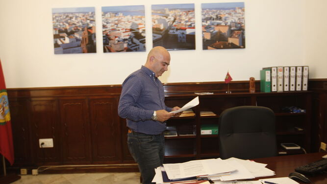 David Navarro trabaja en su despacho en el Ayuntamiento de Cádiz.