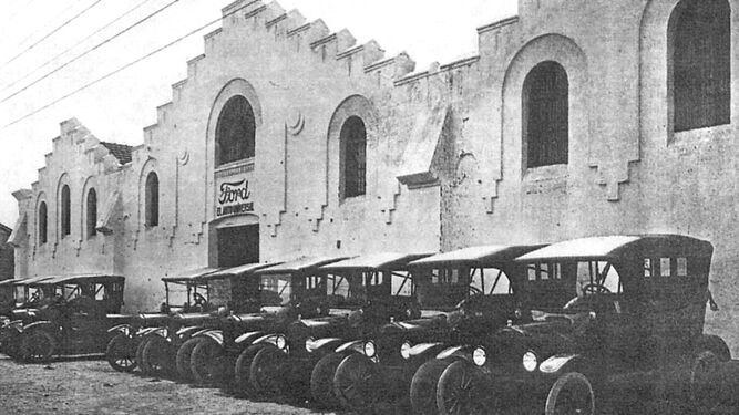 Entrada principal de la planta de Ford  en Cádiz y algunos de los automóviles que se producían diariamente.