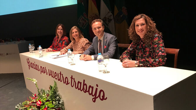 Isabel Armario, Irene García, David de la Encina e Isabel Moya presiden el acto en el Muñoz Seca.