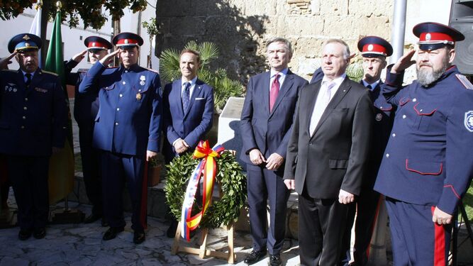 La comitiva, junto al embajador de Rusia en España, Yuri Korchagin, y el alcalde de El Puerto, David de la Encina, tras inaugurar la placa conmemorativa.