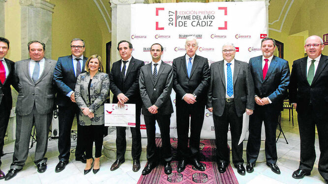 Los galardonados, ayer en la sede de la Cámara de Comercio de Cádiz con los representantes de los organizadores y colaboradores del Premio Pyme del Año y la presidenta de la Diputación.