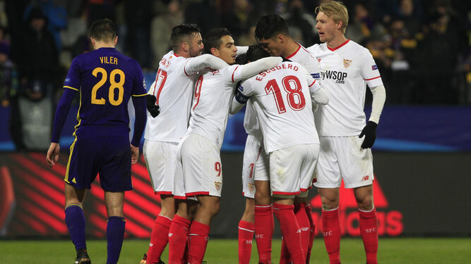 Los jugadores del Sevilla celebran el empate.