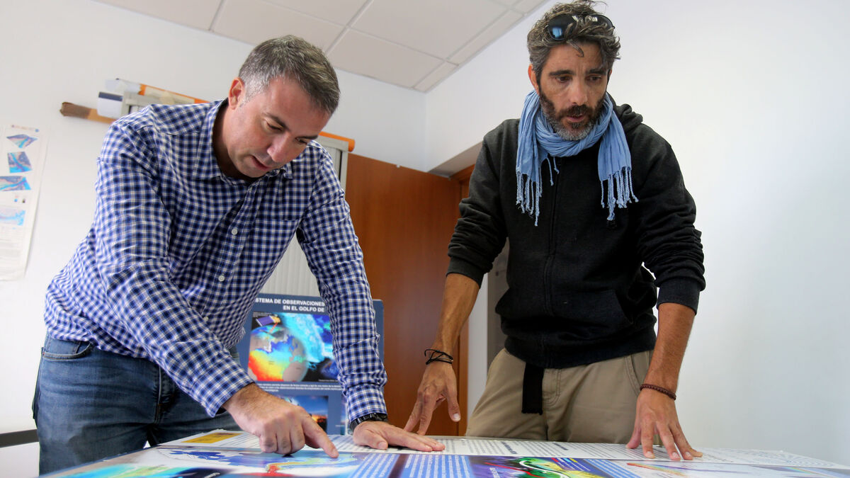 Luis Miguel Fernández (izquierda) y Ricardo Sánchez, ante algunos paneles informativos de su investigación.