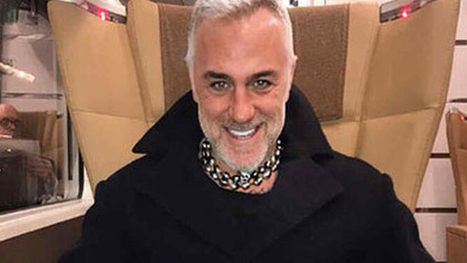 El multimillonario italiano se hace fotos durante sus viajes en su jet privado. / INSTAGRAM