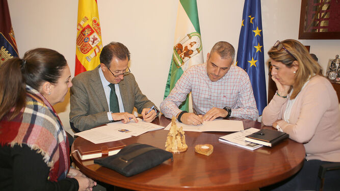 Momento de la firma del convenio, ayer en el despacho de Alcaldía.