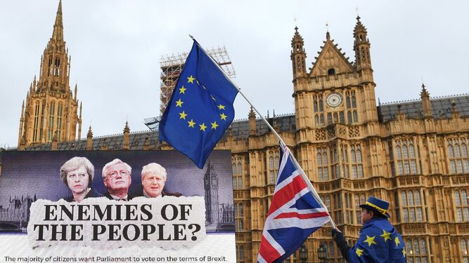 Varias personas protestan contra el 'Brexit' frente al Parlamento en Londres.