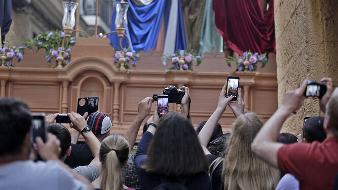 El público capta con sus cámaras el paso de la cofradía de Siete Palabras el pasado Viernes Santo.