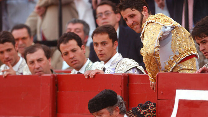 Enrique 'Lebrija', en su segunda Feria de Abril (2003) apuntilla a un toro.