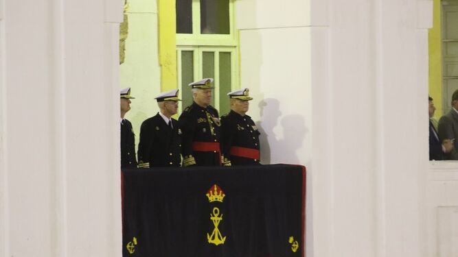 El AJEMA, junto al Comandante General de Infantería de Marina y el general del TEAR