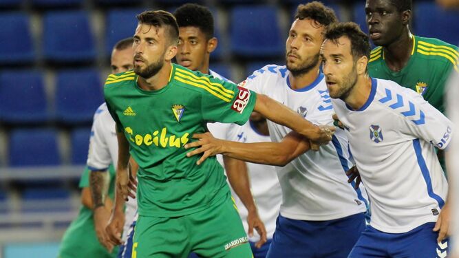 José Mari, rodeado de contrarios, y el isleño Germán se sujetan en un instante del partido entre Tenerife y Cádiz disputado el pasado domingo.