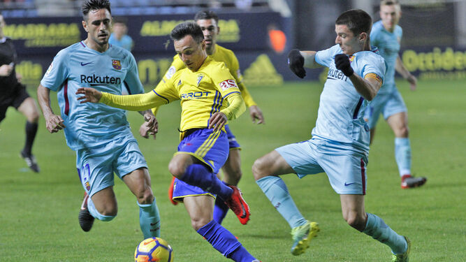 Álvaro García trata de avanzar con el balón perseguido por un contrario.