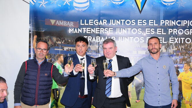 Cervera (i), Vizcaíno, Pina y Servando levantan ayer sus copas en el brindis navideño del club.