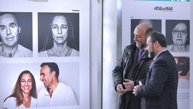 Dos personas observando ayer uno de los paneles de la exposición.