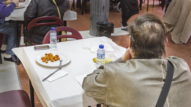 Un usuario disfruta ayer del almuerzo en la sede de la Asociación de Provincial de Pensionistas y Jubilados de Cádiz, en la calle Rosa.