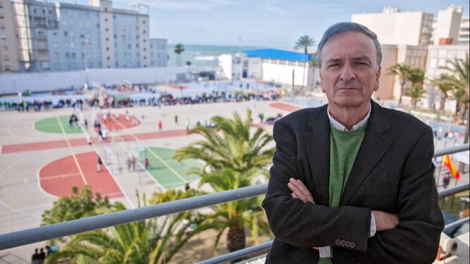 El director de San Felipe Neri, Ignacio Membrillera, ayer mientras se desarrollaban varias competiciones deportivas en el patio del colegio.