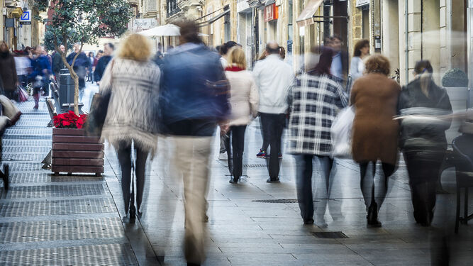 Varias personas pasean por la calle Ancha de Cádiz.