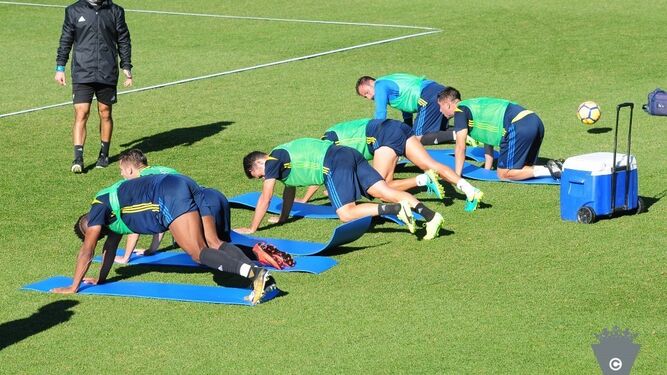 Un grupo de jugadores del Cádiz hace ejercicios físicos ayer en la vuelta a los entrenamientos.