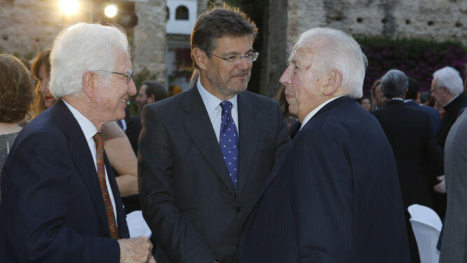 Manuel Olivencia junto a ministro de Justicia, Rafael Catal&aacute;.