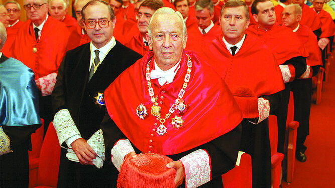 Manuel Olivencia, como honoris causa