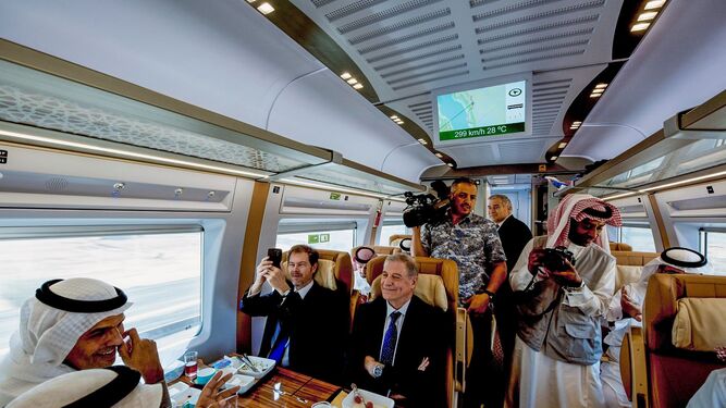 Autoridades saudíes y españolas, el domingo durante el trayecto del tren.