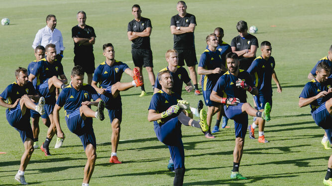 Un grupo de jugadores del Cádiz hace ejercicios de calentamiento durante una sesión en la Ciudad Deportiva de El Rosal.