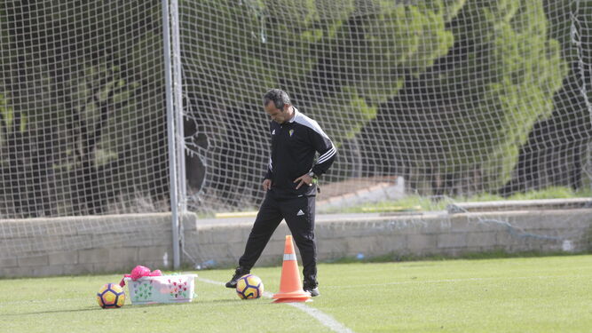 El entrenador del Cádiz, Álvaro Cervera, juguetea con un balón durante una sesión de trabajo en la Ciudad Deportiva de El Rosal.
