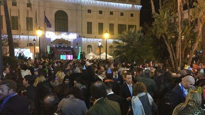 Una imagen del cotillón celebrado en Nochevieja en la Plaza de Peral, al que asistieron unas 3.000 personas.