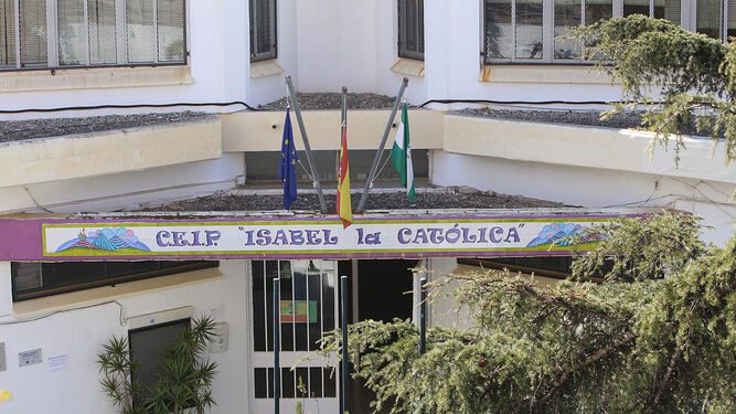 Vista del colegio Isabel La Católica, donde ya se renuevan las lámparas.