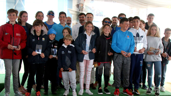Foto de familia de todos los ganadores de la prueba, junto al alcalde portuense, David de la Encina.