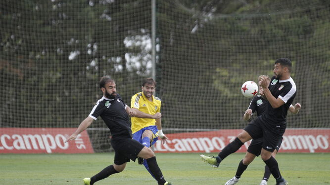 Paco Olano dispara en el Cádiz B-Ceuta de la primera jornada.