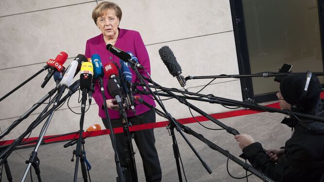 La canciller alemana, Angela Merkel, ayer, en el inicio de las reuniones con el SPD.